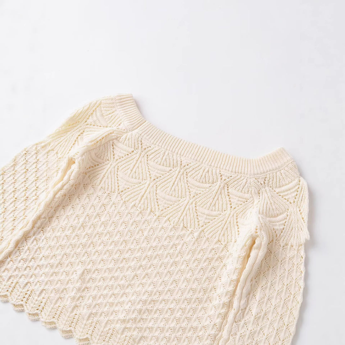 Damen Gestricktes Cropped-Feinstrickoberteil mit Lochmuster und U-Boot-Ausschnitt Echoarchiv