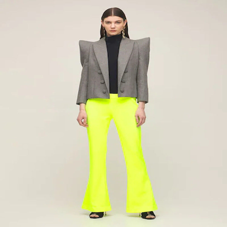 Damen Dreiteiliges Tailoring-Set mit betontem Schulterblazer, Top und Bermuda-Shorts Echoarchiv
