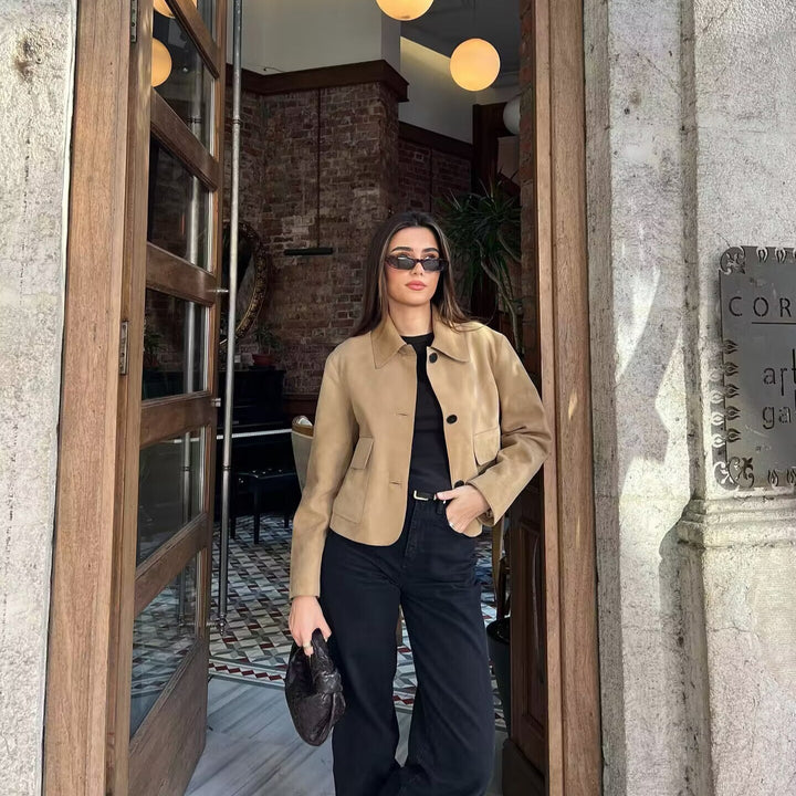 Damen cropped Wildlederoptik Jacke mit Hemdkragen und großen aufgesetzten Taschen – Célinea