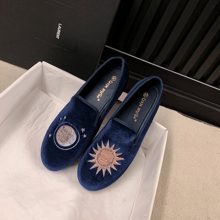 Damen Samt-Slipper mit Sonnenstickerei und goldener Absatzkappe Echo Archiv