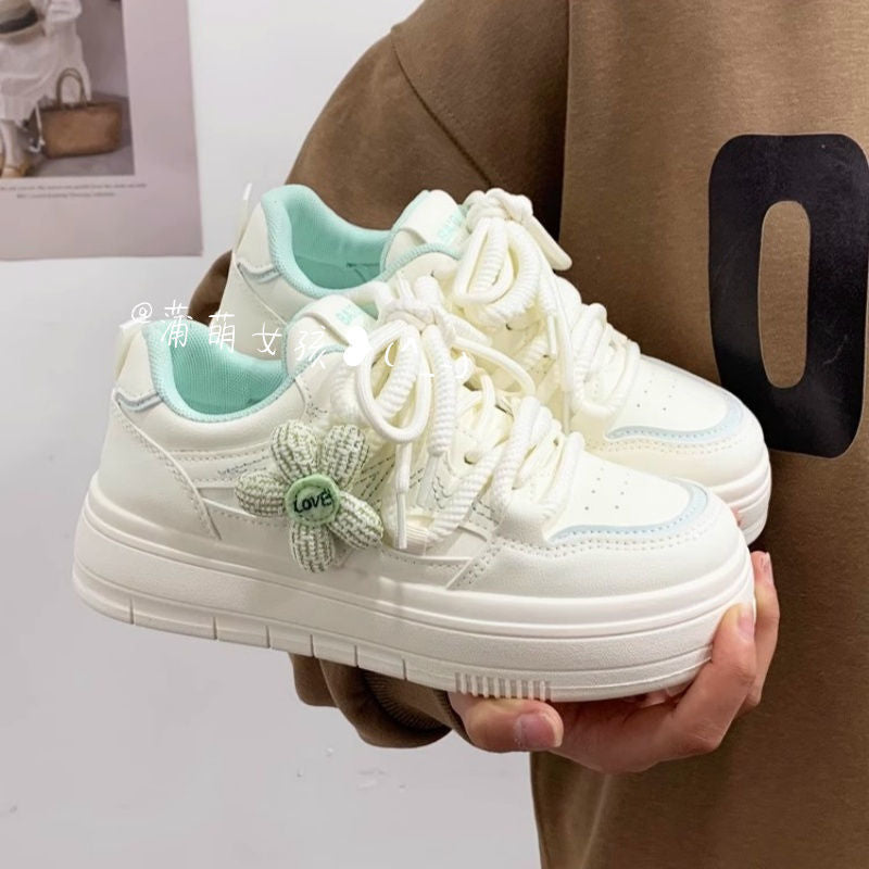 Damen Sneakers mit floralem Anhänger und komfortabler Sohle Echo Archiv