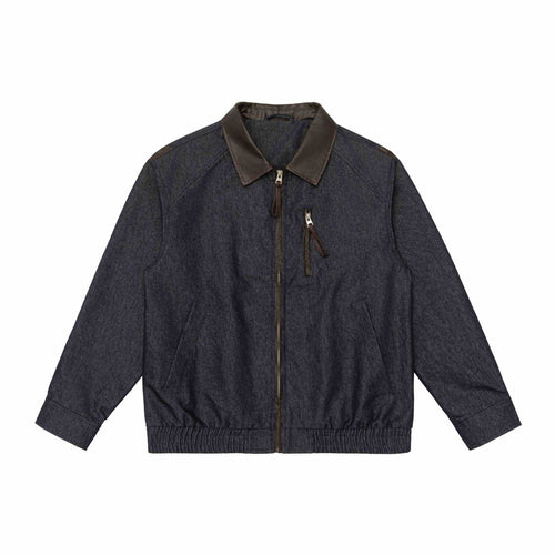 Herren Kurzblouson im Boxy-Cut aus Woll-Denimmix mit lederbesetztem Kragen und vertikaler Reißverschluss-Brusttasche Echoarchiv