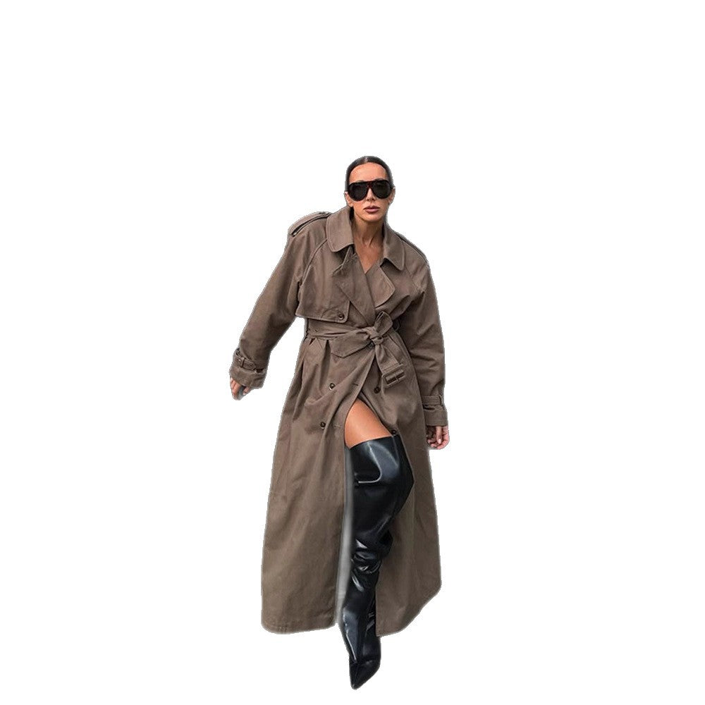 Damen Maxilanger Trenchcoat mit betonter Schulterpartie, doppelter Knopfleiste und Bindegürtel Echoarchiv