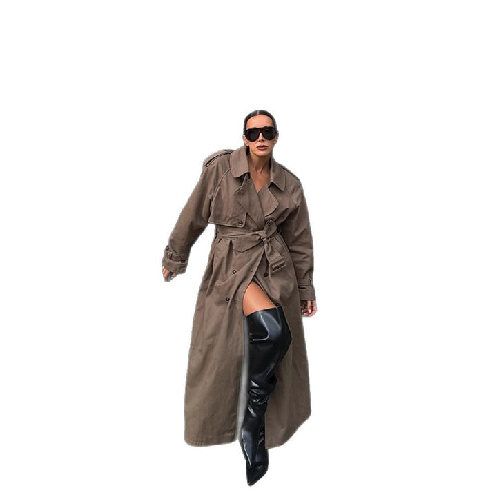 Damen Maxilanger Trenchcoat mit betonter Schulterpartie, doppelter Knopfleiste und Bindegürtel Echoarchiv