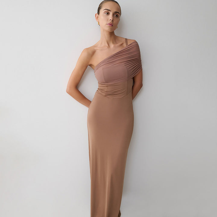 Damen Elegantes und figurbetontes Maxikleid mit einem Schulterdesign und sanften Raffungseffekten Echo Archiv