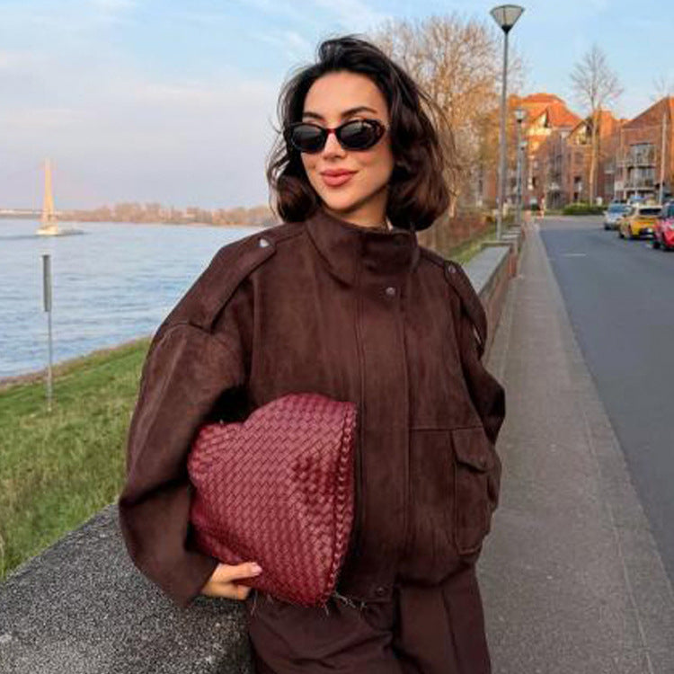 Damen Oversize Veloursleder-Bomber mit Schulterpatten, Pattentaschen und hohem Stehkragen Echoarchiv