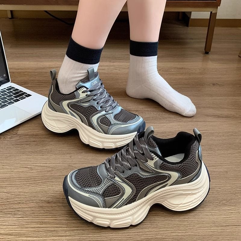 Damen Voluminöse Chunky‑Sneaker mit atmungsaktivem Mesh‑PU‑Mix und skulpturierter Wedge‑Sohle – Névara
