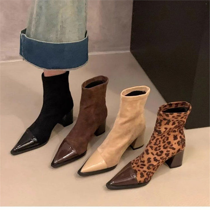 Damen Spitz zulaufende Stiefelette mit Wildlederschaft, patentierter Zehenkappe und sculpted Blockabsatz – Varelle
