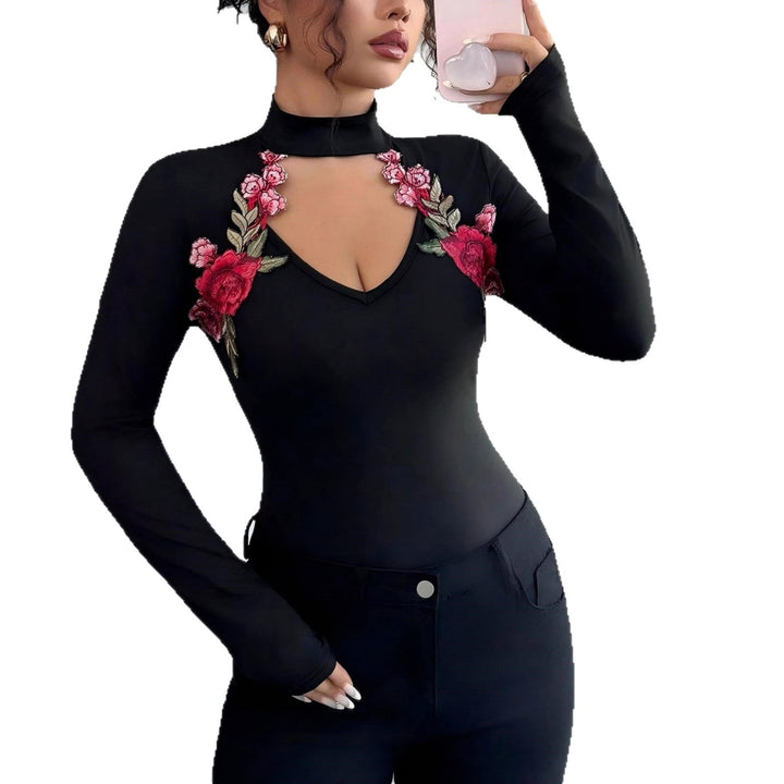 Damen nan taillierter Langarm-Body mit Stehkragen, V-Ausschnitt und floraler Stickapplikation Echo Archiv