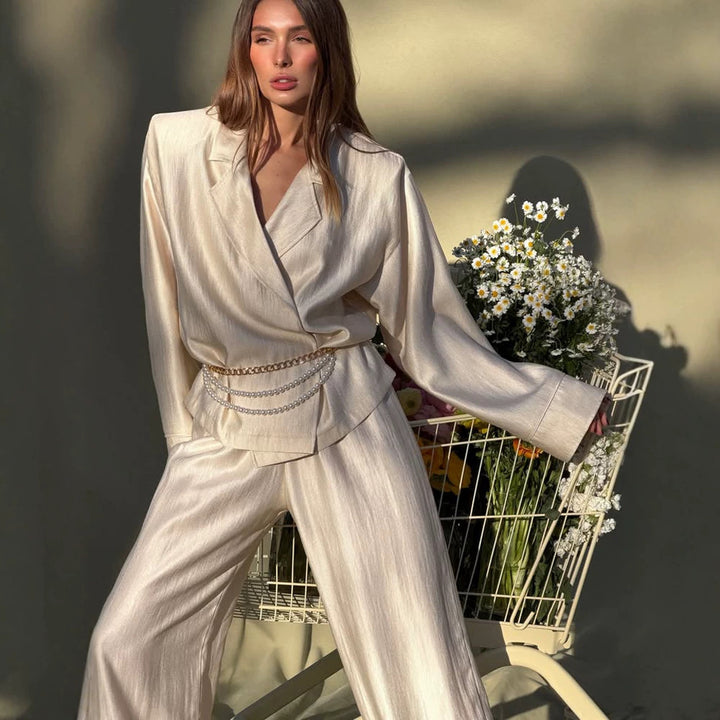 Damen Satin-Zweiteiler mit Wickelbluse, weiten Hosen und elastischem Bund Echoarchiv