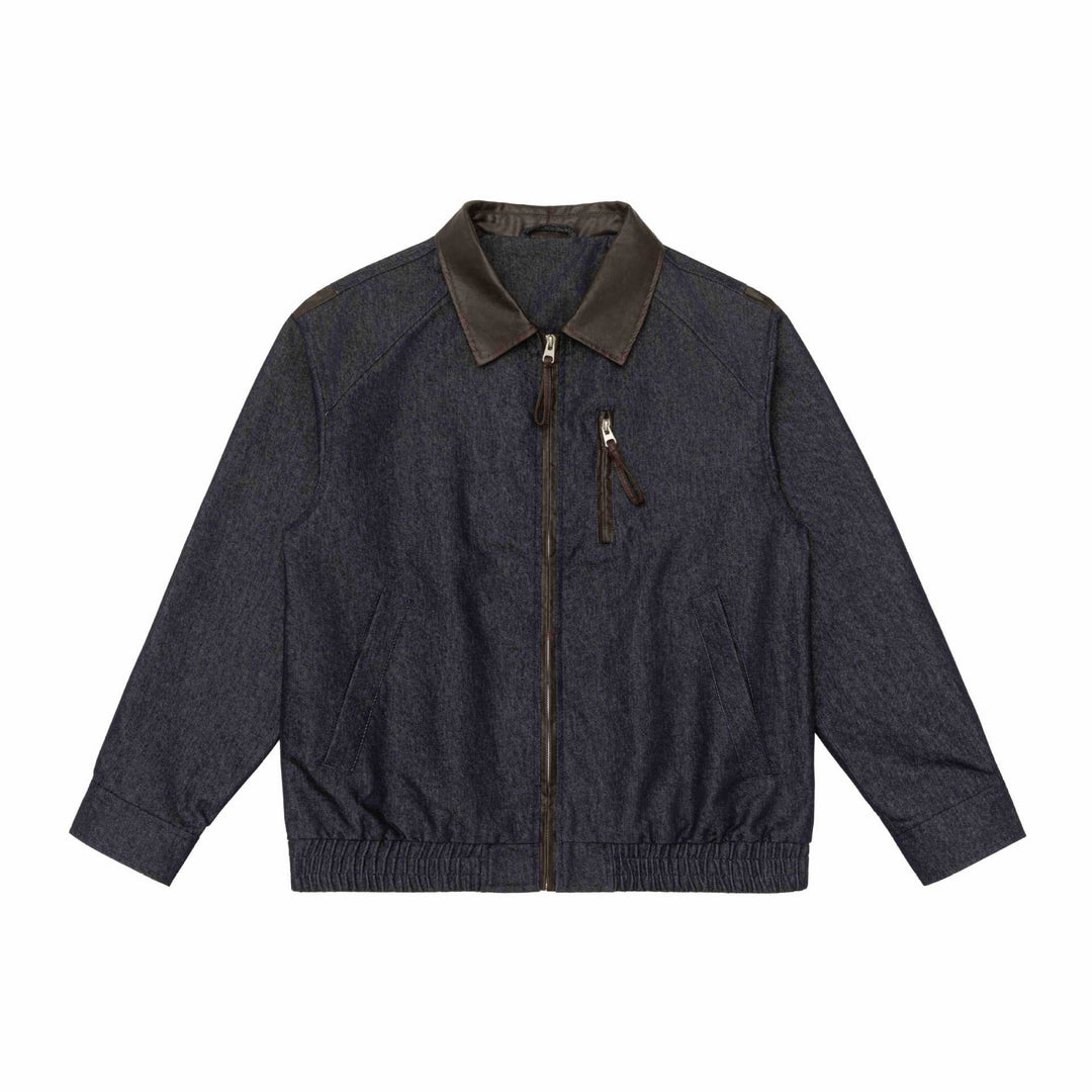 Herren Kurzblouson im Boxy-Cut aus Woll-Denimmix mit lederbesetztem Kragen und vertikaler Reißverschluss-Brusttasche Echoarchiv