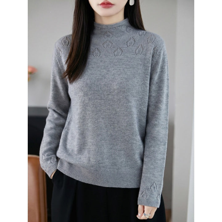 Damen Leichter Stehkragenpullover mit floralem Ajour‑Yoke und feiner Rippkante Echoarchiv