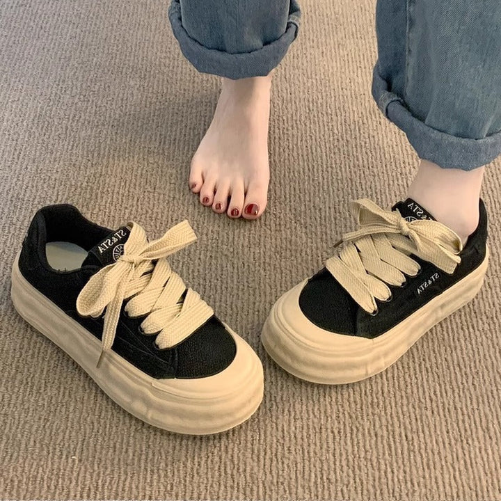 Damen Sportliche Plateau Sneaker mit bequemer Sohle und einzigartigen Schnürdetails Echo Archiv