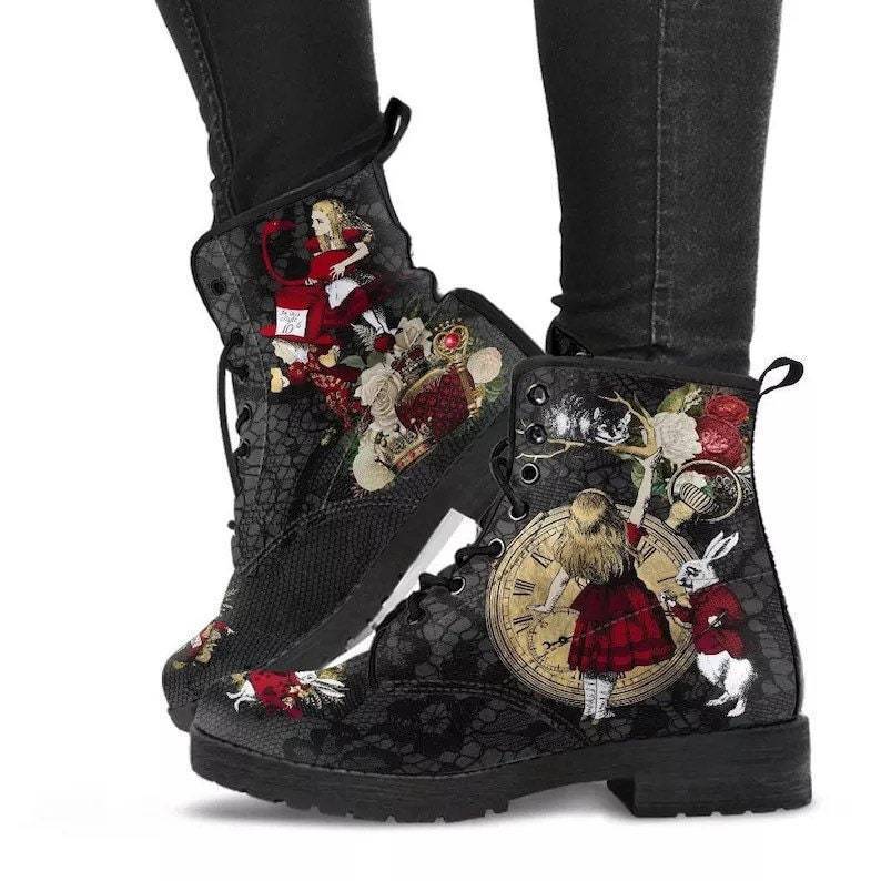 Damen nan modische knöchelhohe Schnür-Bikerboots mit auffälligem Totenkopf-Rosen-Print und robuster Profilsohle Echo Archiv