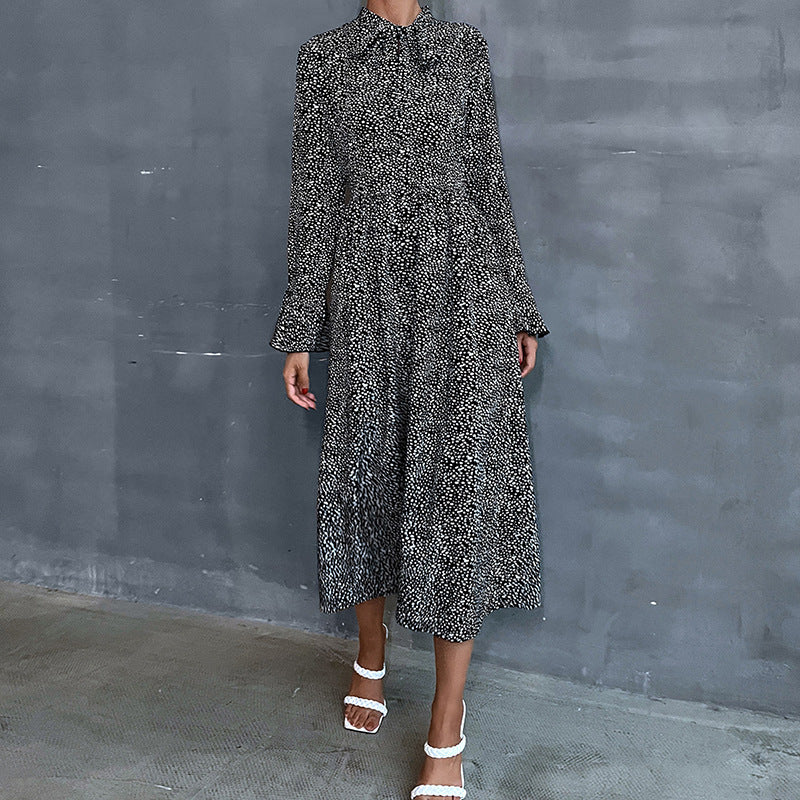 Damen Midikleid mit Stehkragen und Bindeschleife, Langarm A‑Linie mit feinem Pünktchenmuster Echoarchiv