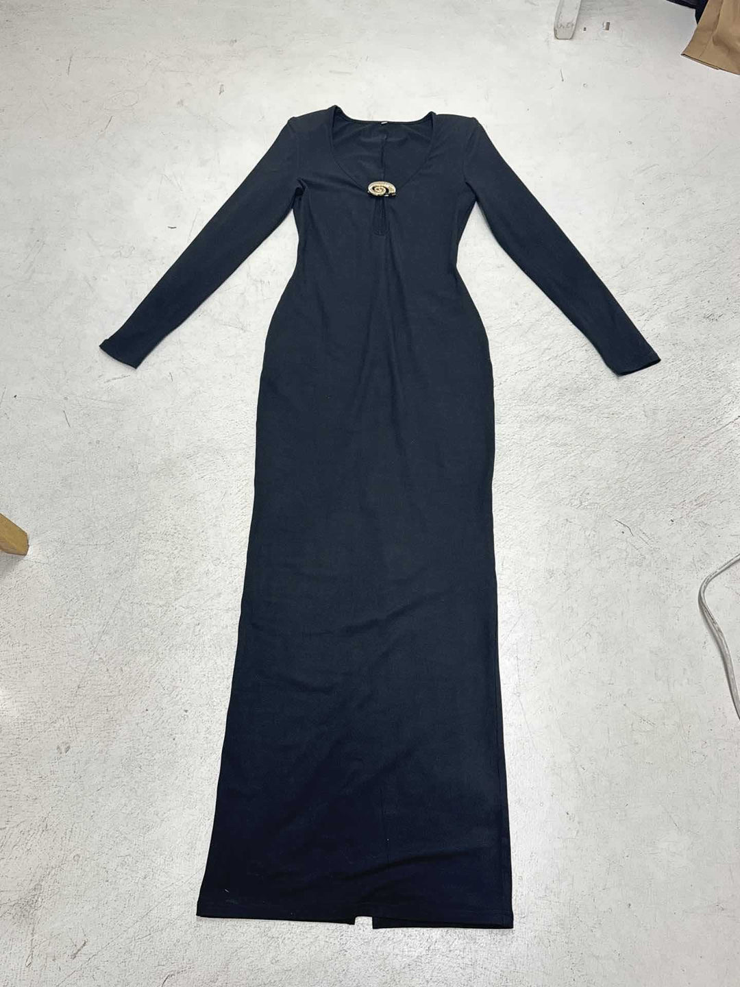 Damen Figurnahes langes Abendkleid mit Cut-Out, tiefem V-Ausschnitt und Zierbrosche – Valéora