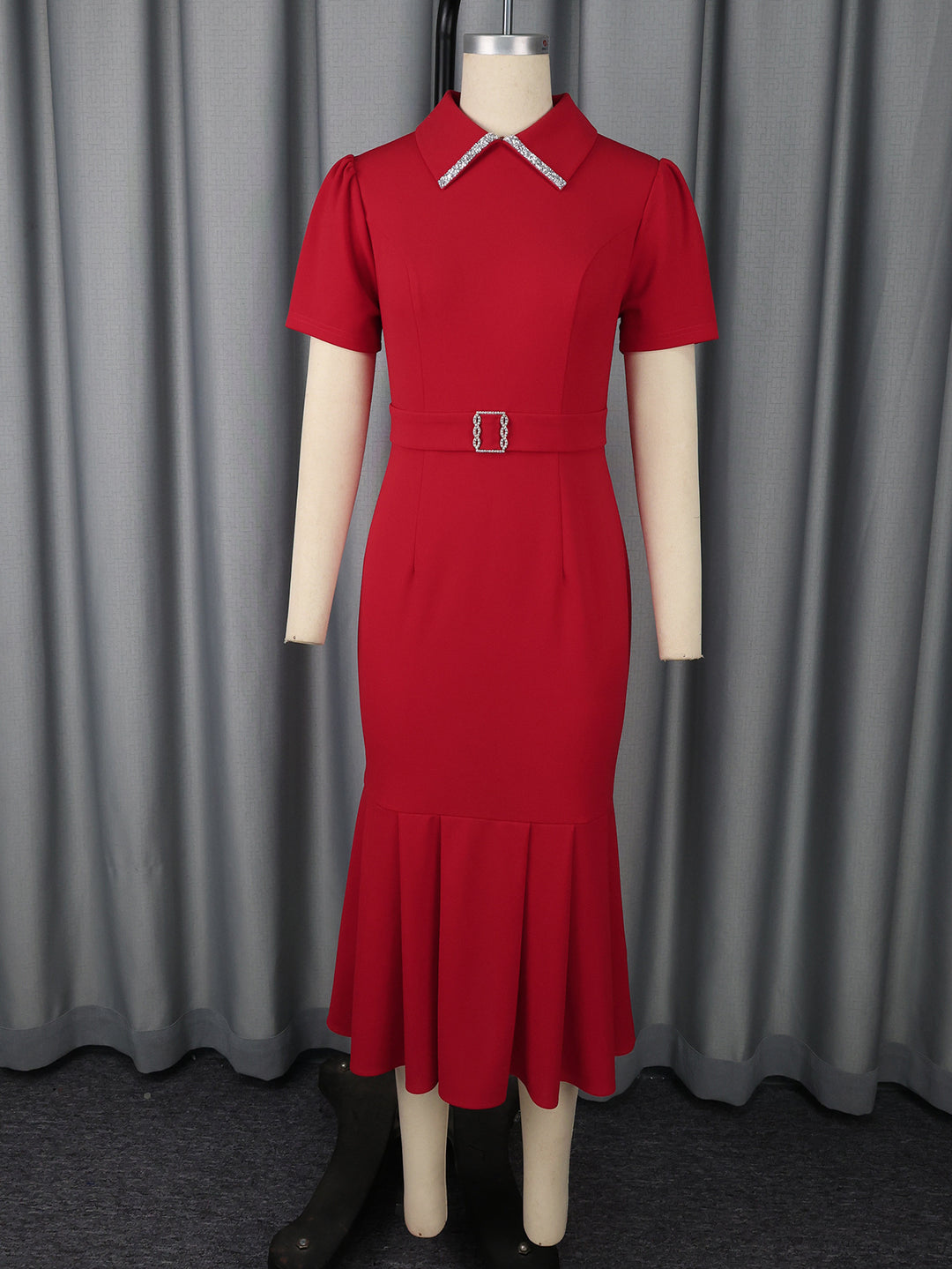 Damen Elegantes Kleid mit schwingendem Saum und glamourösen Akzenten Echo Archiv