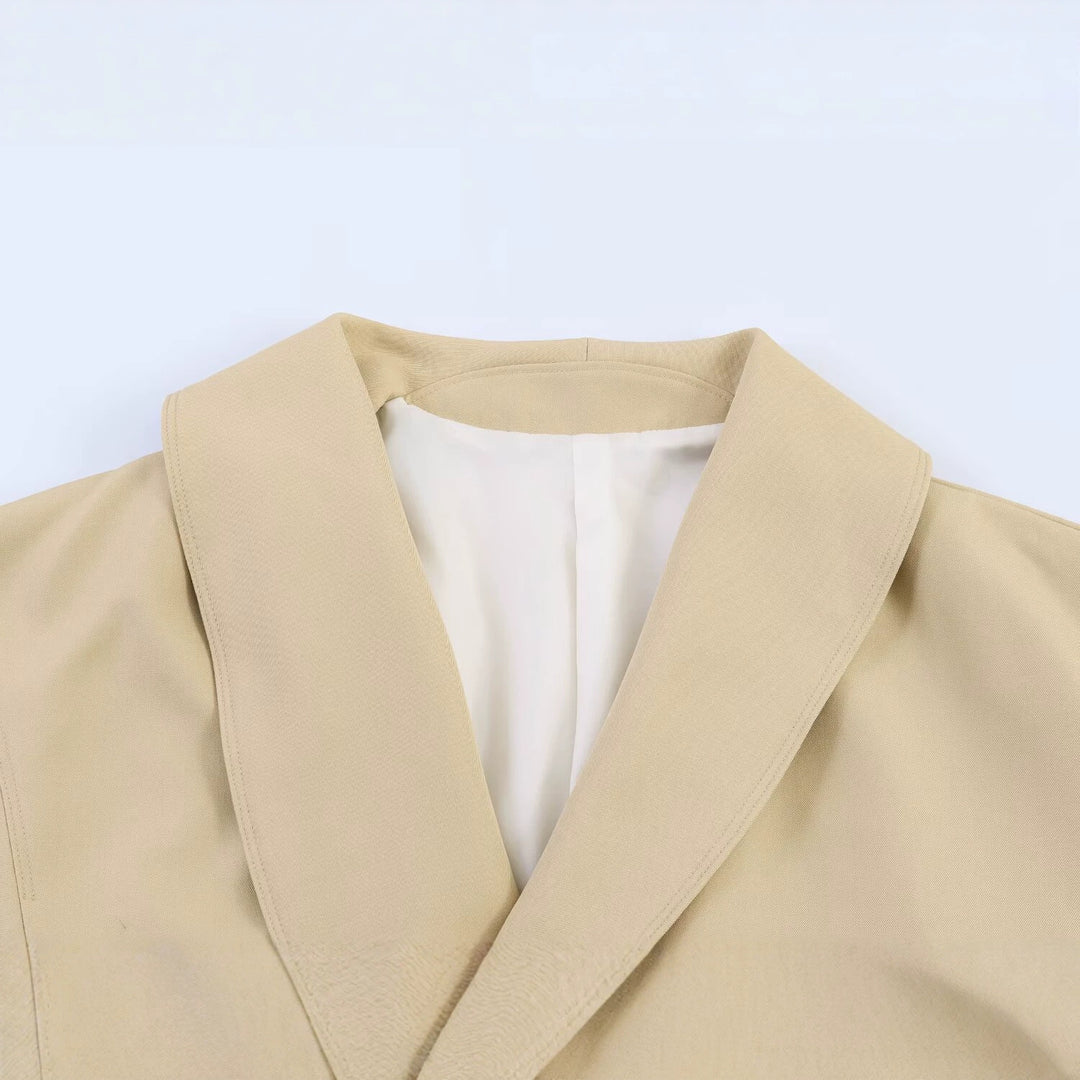 Damen Oversized Cropped-Jacke mit großem Schalkragen, Taillenriegel und Ballonärmeln Echo Archiv