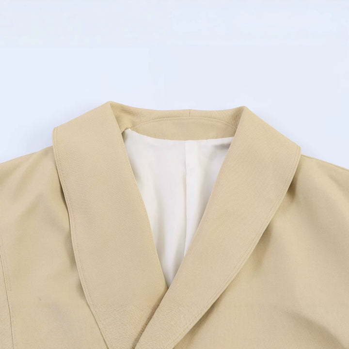 Damen Oversized Cropped-Jacke mit großem Schalkragen, Taillenriegel und Ballonärmeln Echo Archiv