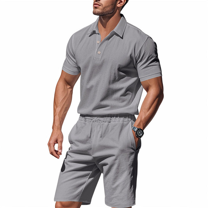 Herren Freizeit-Outfit mit Polohemd und kurzen Hosen Echoarchiv