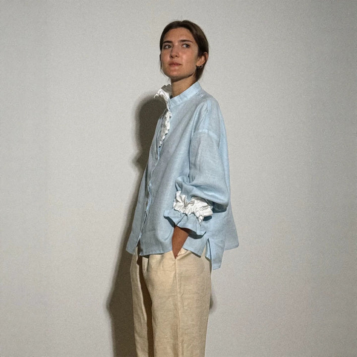 Damen Leichte Leinenbluse mit Stehkragen, oversizeder Silhouette und gerafften Manschetten Echoarchiv