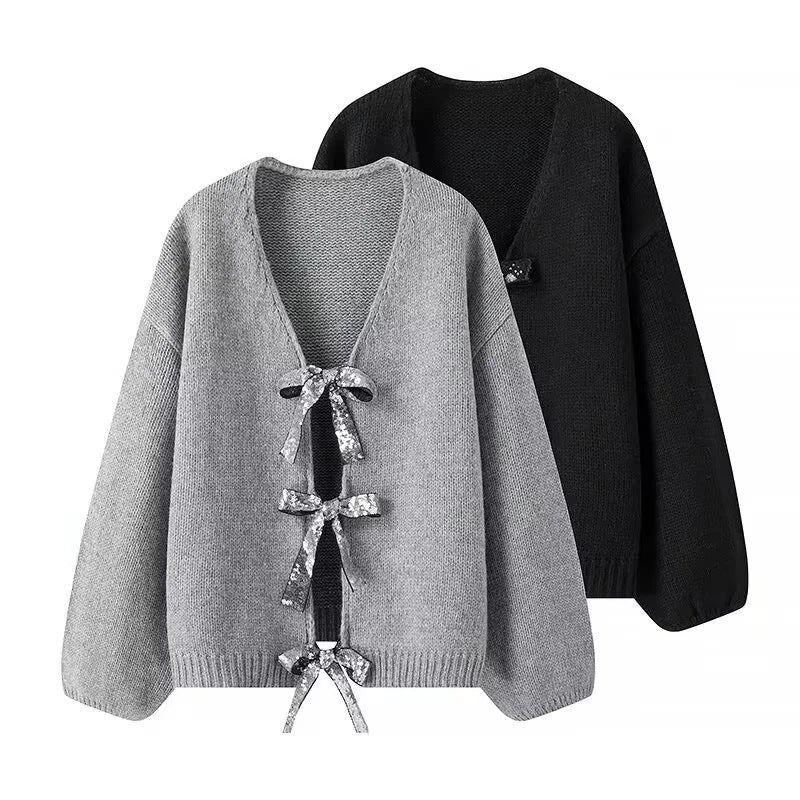 Damen Oversize-Strickcardigan mit tiefem V-Ausschnitt und dekorativen Pailletten-Schleifen – Veloura