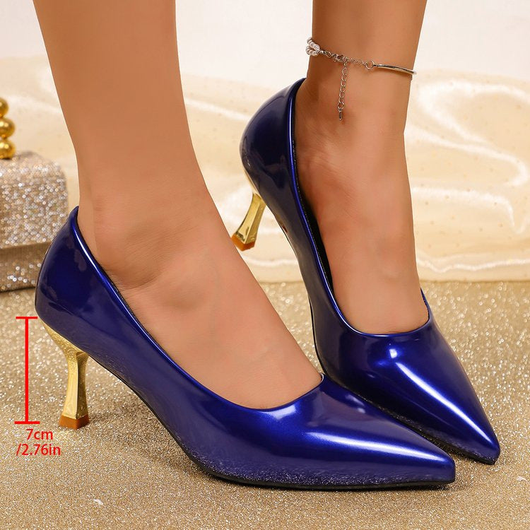 Damen Hochglänzende Pumps mit spitzer Kappe und geometrisch-skulpturellem Goldabsatz – Lioré