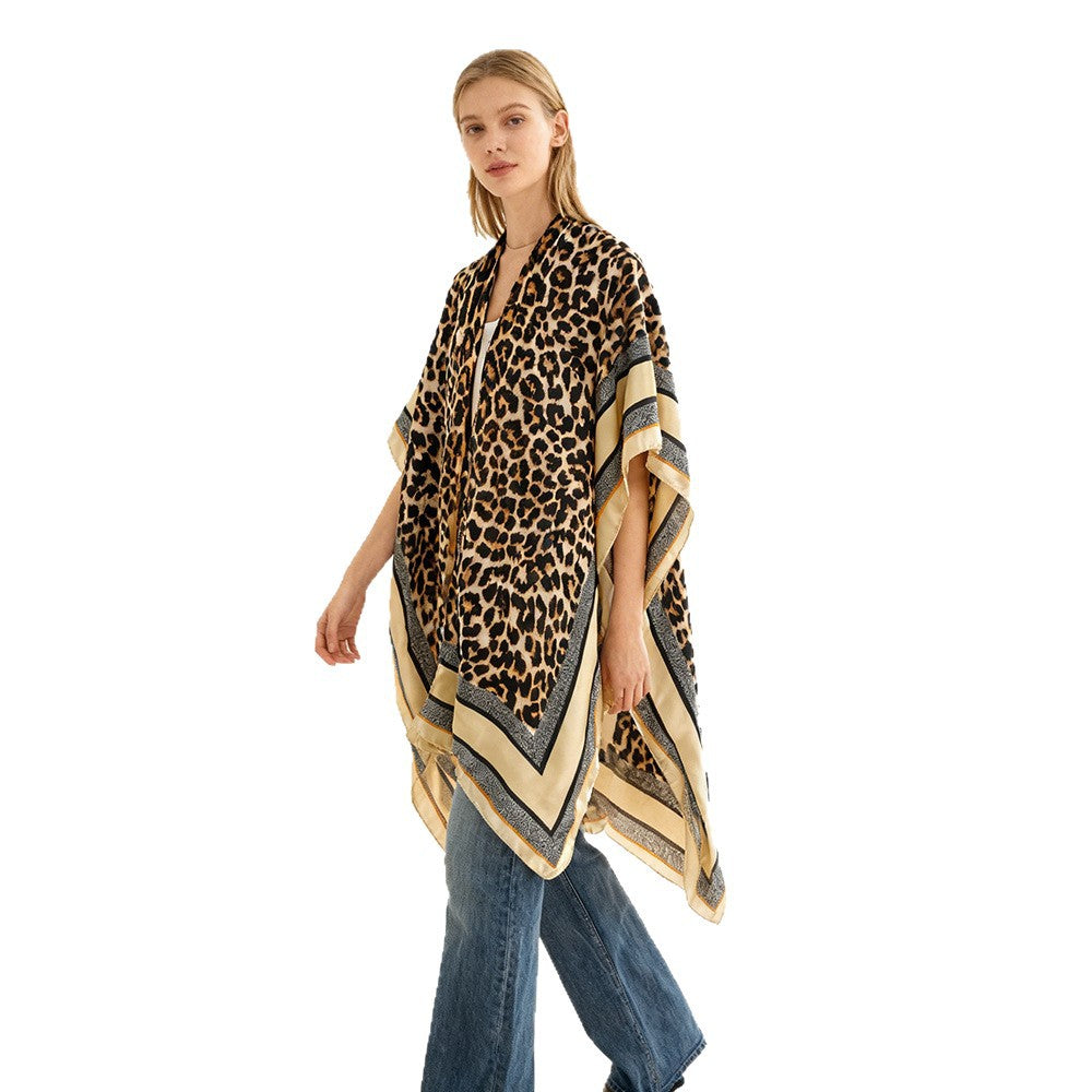 Damen Oversized Kimono-Überwurf mit Leopardmuster und breiter Satin-Bordüre – Avérine