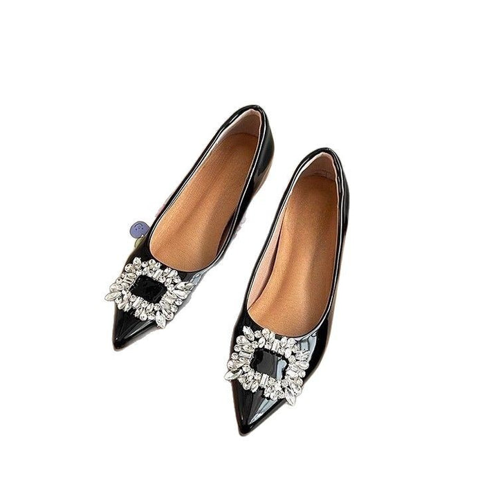 Damen Spitz zulaufende Lack‑Ballerinas mit funkelnder Kristall‑Zierbrosche – Lioré