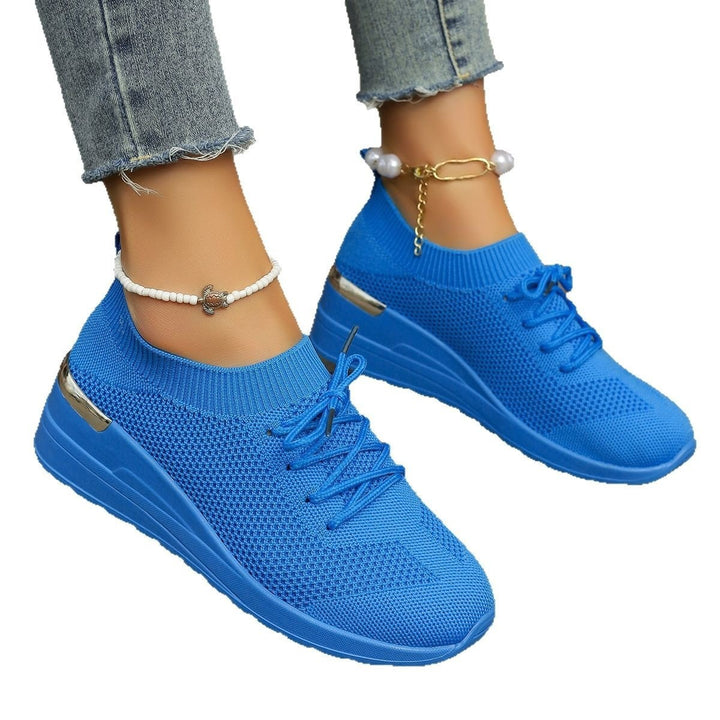 Damen Strick-Sneaker mit Keilsohle, sockenähnlichem Schaft und Metallic-Fersenakzent – Névara
