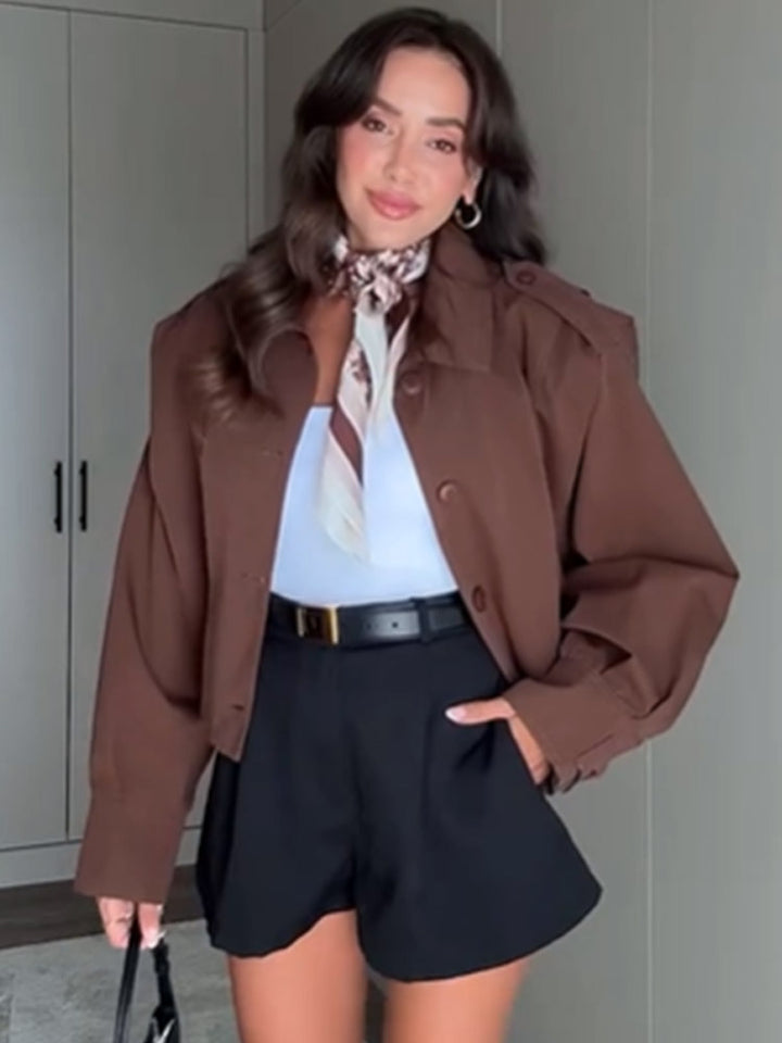 Damen Kurzboxy-Jacke mit Schulterpatten, kastiger Silhouette und geknöpfter Front Echoarchiv