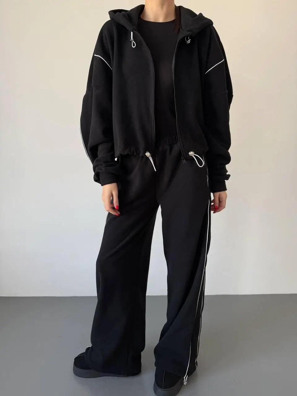 Damen gekürztes Zip-Hoodie mit Tunnelzug und hochgeschnittener weiter Fleece-Loungehose – Auréline