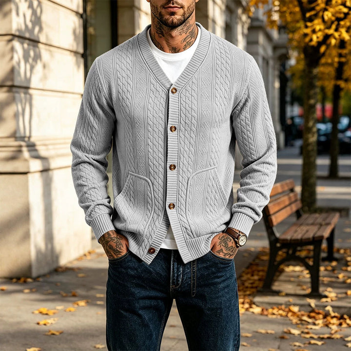 Herren Gestrickte Strickjacke mit Zopfmuster, V‑Ausschnitt und aufgesetzten Taschen – Taviero
