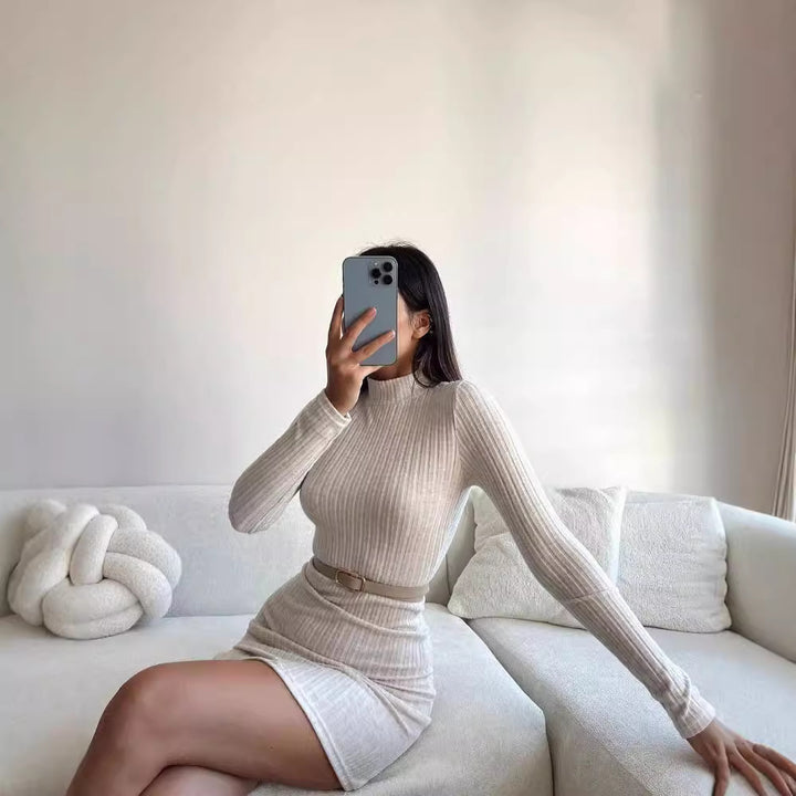 Damen Enganliegendes Rippstrick-Minikleid mit Rollkragen und langen Ärmeln Echoarchiv