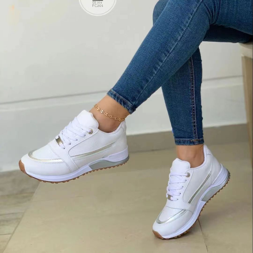 Damen Keilabsatz-Sneaker mit Goldakzenten und gepolsterter Laufsohle – Névara