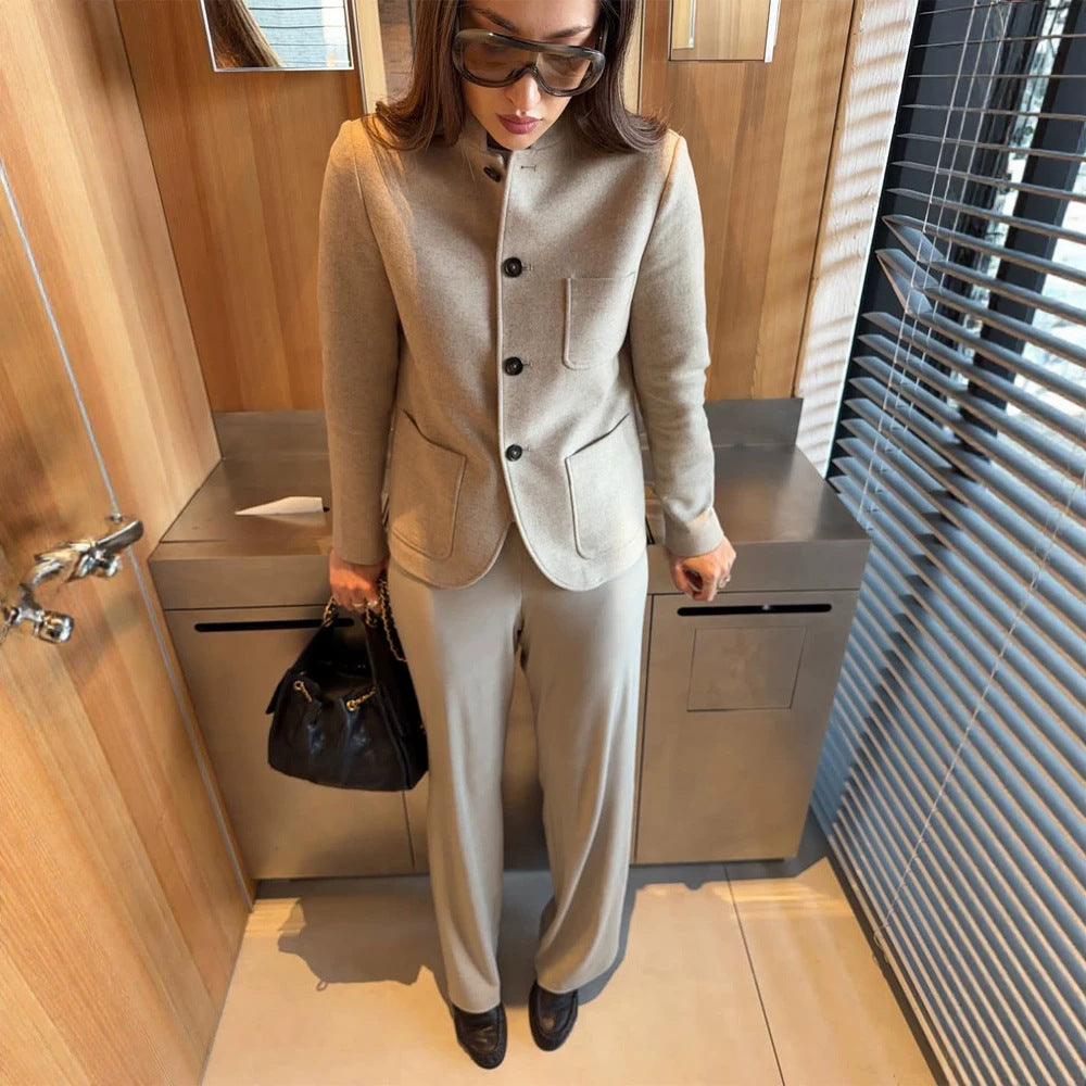 Damen Taillierte Jackenblazer aus Woll-Mix mit Stehkragen, geschwungener Saum und aufgesetzten Taschen Echoarchiv
