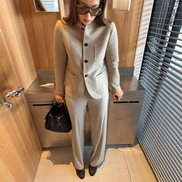 Damen Taillierte Jackenblazer aus Woll-Mix mit Stehkragen, geschwungener Saum und aufgesetzten Taschen Echoarchiv
