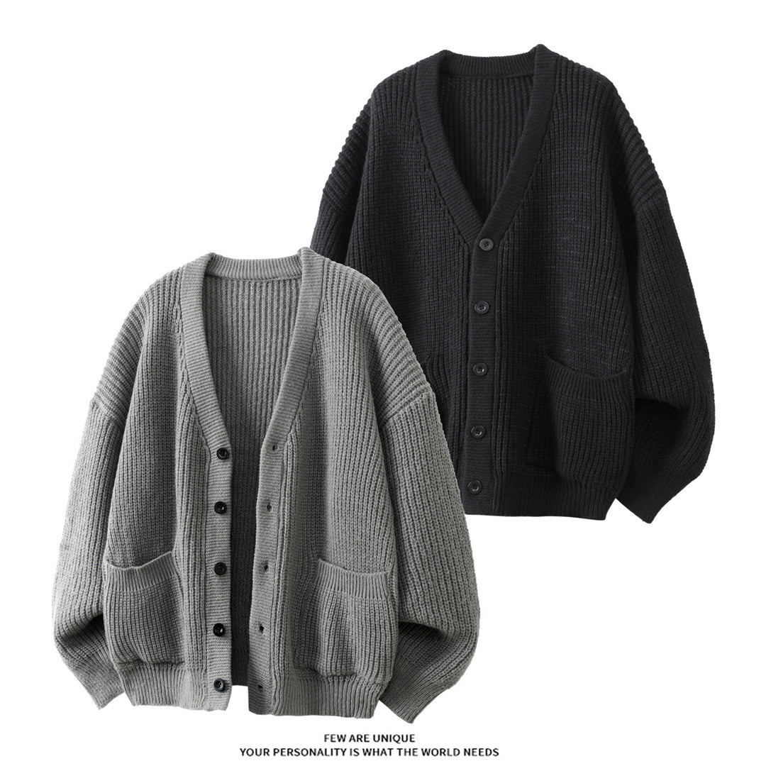 Unisex Oversize Grobstrick-Cardigan mit V-Ausschnitt, Knopfleiste und aufgesetzten Taschen Echo Archiv