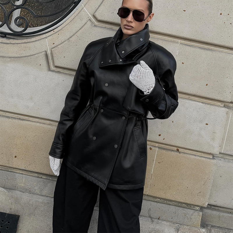 Damen Regenjacke aus Lederoptik mit hohem Stehkragen, Taillenzug und Druckknopffront Echo Archiv
