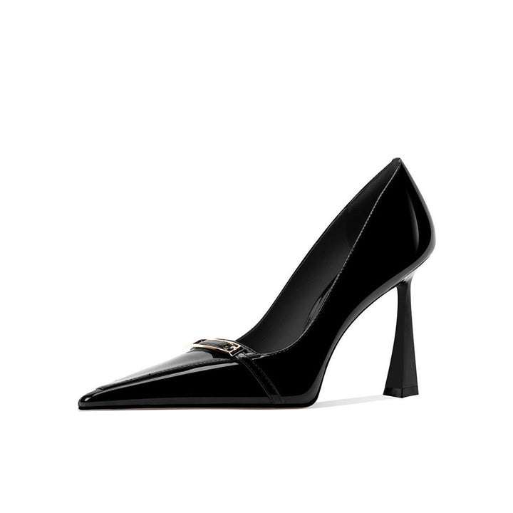 Damen Spitz zulaufende Lack‑Pumps mit skulptiertem Fersenprofil und Schmuckspange – Lioré