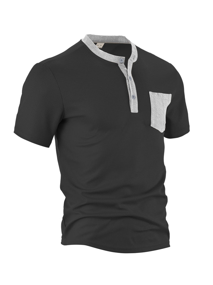 Herren modisches Kurzarm-Henley-Shirt mit strukturierter Oberfläche und praktischer Brusttasche Echoarchiv