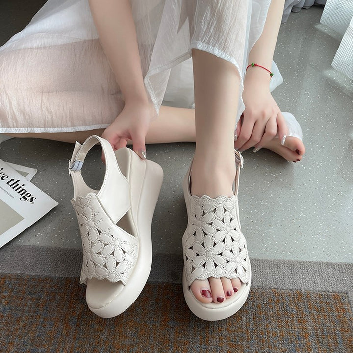 Damen nan Keilsandale mit floraler Laserperforation gepolsterter anatomischer Innensohle und verstellbarem Fersenriemen Echo Archiv