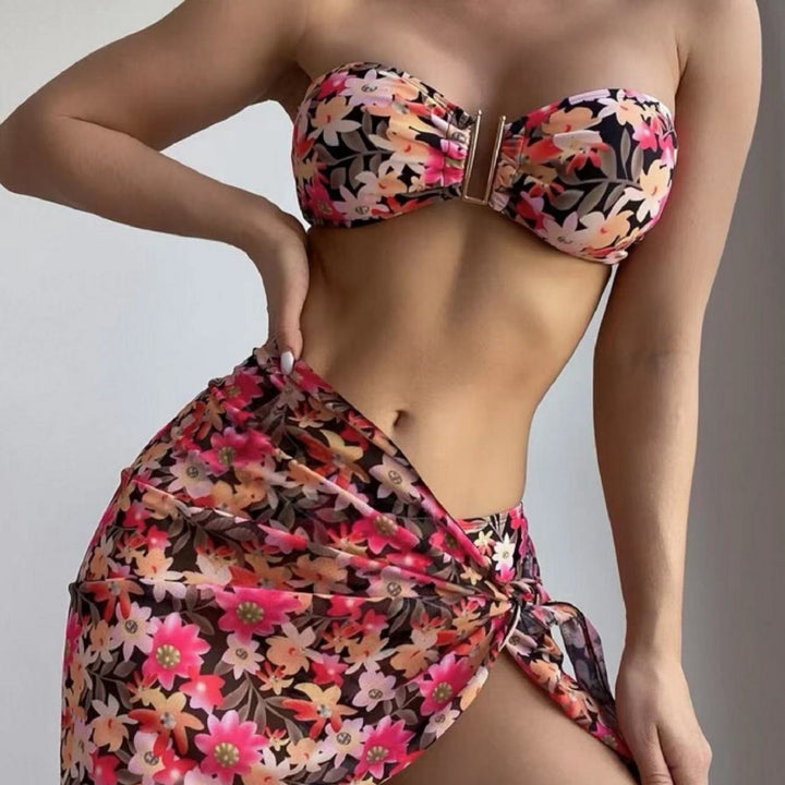 Damen Bikini-Set mit elegantem Bandeau-Oberteil und floralem Wickelrock Echo Archiv