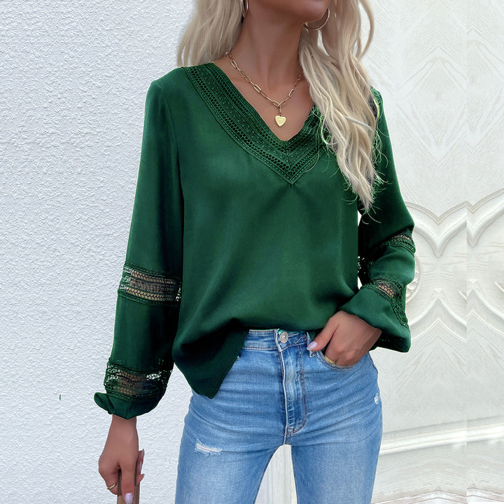 Damen Satinbluse mit V‑Ausschnitt, dekorativer Spitzenpasse und Ärmeln mit Spitzeneinsatz Echoarchiv