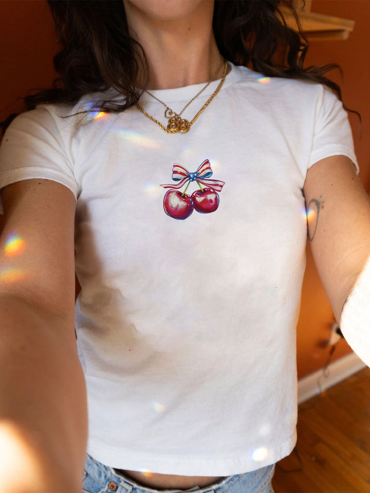 Damen figurbetontes Kurzarm-T-Shirt mit verspieltem Aufdruck Echo Archiv