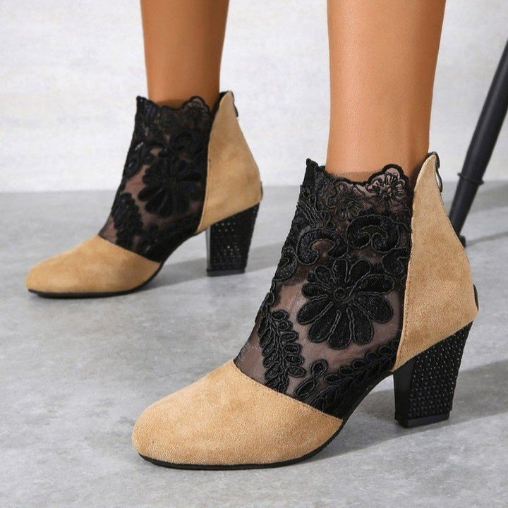 Damen Stiefelette mit transparentem Blumen-Spitzeinsatz und dekorativem Blockabsatz Echo Archiv