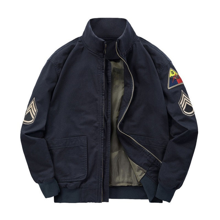 Herren nan militärisch inspirierte Bomberjacke mit aufgesetzten Patches, verdecktem Reißverschluss und elastischen Bündchen Echo Archiv