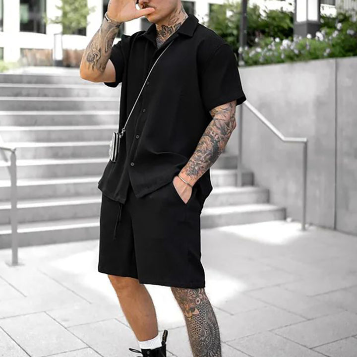 Herren lässiges Kurzarmhemd mit stylischem Schnitt und dazu passenden Shorts Echoarchiv