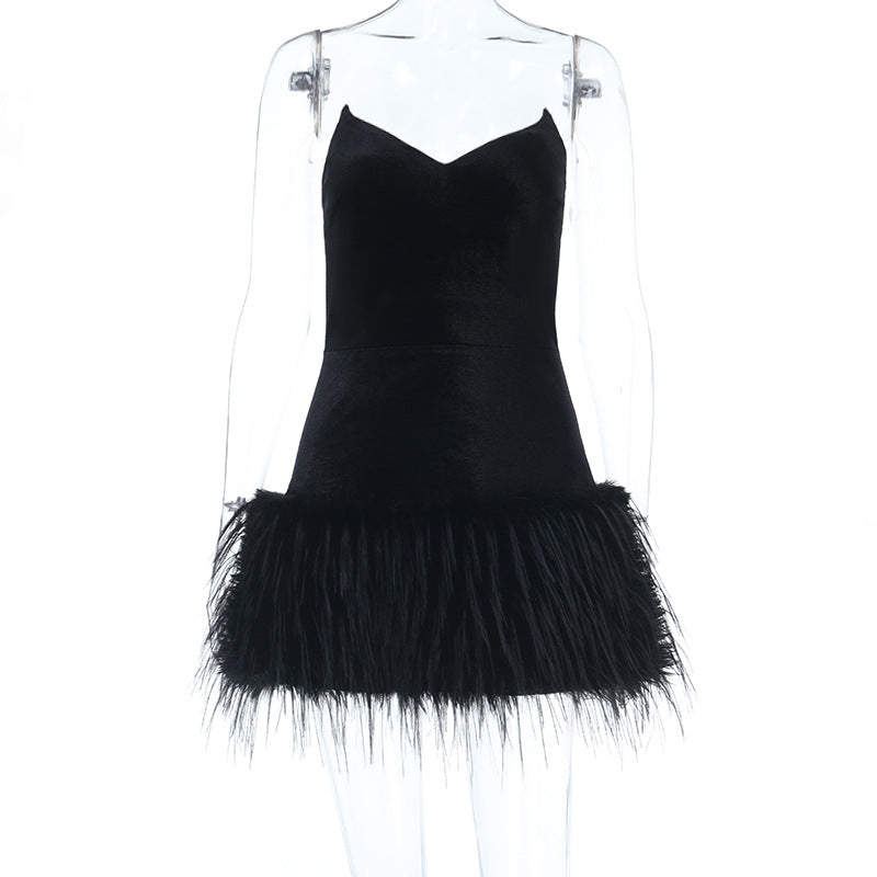 Damen schulterfreies Minikleid mit luxuriösem Samtstoff und extravaganten Federdetails Echo Archiv