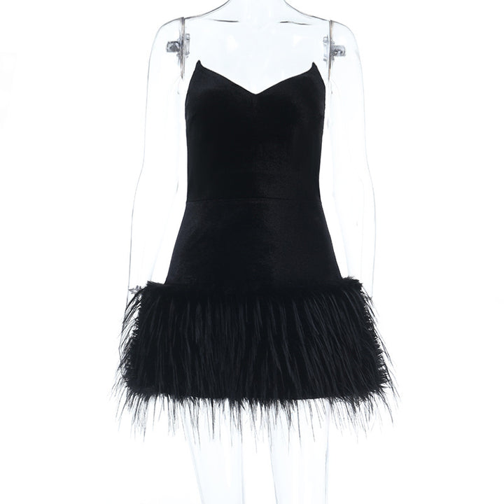 Damen schulterfreies Minikleid mit luxuriösem Samtstoff und extravaganten Federdetails Echo Archiv